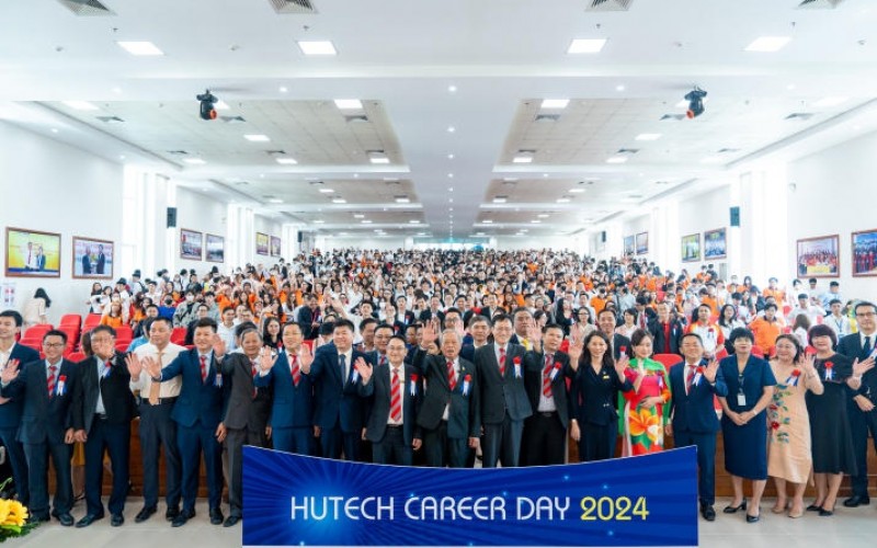 Ngày hội việc làm “HUTECH Career Day 2024” với hơn 5.200 đầu việc hấp dẫn cho sinh viên và hơn 75 doanh nghiệp tham gia